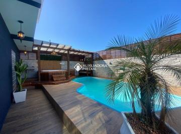 Casa · 220m² · 3 Quartos · 2 Vagas · Casa de 3 dormitórios com piscina disponível para locação no Campeche, em Florianópolis