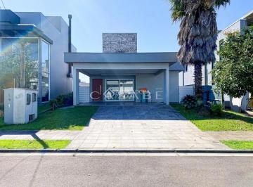 Casa · 210m² · 3 Quartos · 4 Vagas · ,