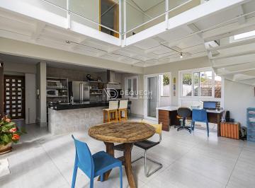 Casa · 389m² · 3 Quartos · 7 Vagas · Casa com arquitetura autoral em rua tranquila