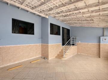 Casa de 3 quartos, Samambaia · Casa de 3 quartos c/ 1 suíte, lote de 140 m², 2 vagas, QR 402