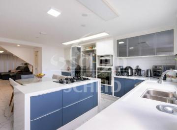 Casa · 250m² · 5 Quartos · 2 Vagas · Casa à Venda em Interlagos com 250m², 5 suítes, piscina e 2 vagas.