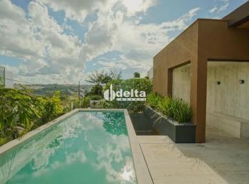 Casa · 625m² · 4 Quartos · 6 Vagas · Casa com 4 quartos sendo suíte disponível para venda no bairro Morada da Colina em Uberlândia-MG