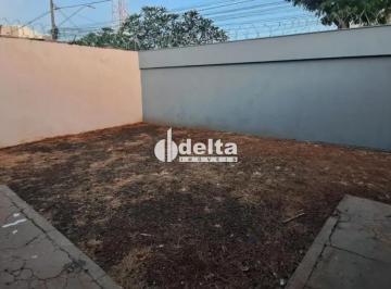 Casa · 540m² · 3 Quartos · 4 Vagas · Casa com 3 quartos sendo 1 suíte disponível para venda no Bairro Presidente  Roosevelt em Uberlândia