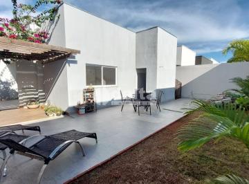 NULL · Casa em condomínio com 3 quartos sendo 2 suíte disponível para locação na Zona Sul de Uberlândia-MG.