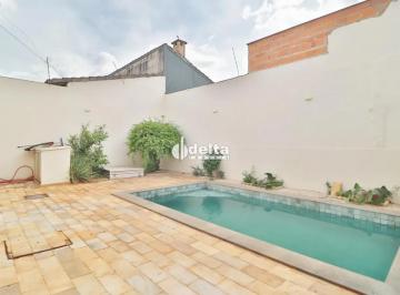 Casa · 250m² · 3 Quartos · 2 Vagas · Casa com 3 quartos sendo suíte disponível para locação no bairro Jardim Patrícia em Uberlândia-MG.