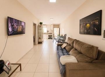Sala · 03 Dormitórios, 01 Suíte | Locação Anual | Apartamento Moderno no Centro de Palhoça