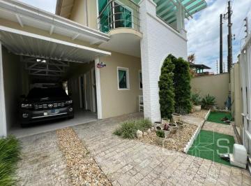 Casa · 246m² · 4 Quartos · 3 Vagas · Casa na Quadra do Mar em Balneário Piçarras