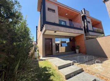 Casa · 130m² · 3 Quartos · 2 Vagas · SOBRADO COM PISCINA QUADRA MAR EM BARRA VELHA/SC