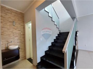 Casa · 197m² · 3 Quartos · Sobrado para alugar em Centro de 197.00m² com 3 Quartos e 1 Suite