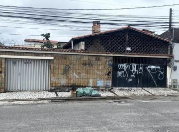 Casa · 396m² · 3 Quartos · 2 Vagas · Potencial Comercial: Casa de 396m² com garagem para 3 carros - Ideal para Clínicas e Escritórios!