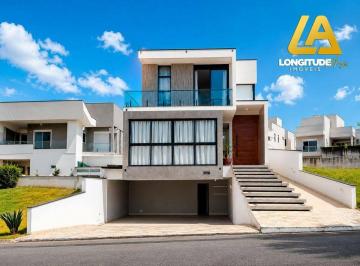afe17e3b1821b37da897cdac236698d4f994fb2b · Casa de alto padrão em Arujá com pé-direito duplo, porteira fechada e 6 vagas