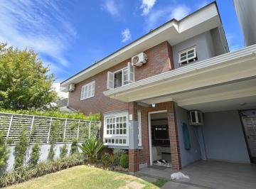 Casa · 133m² · 3 Quartos · 2 Vagas · Sobrado , localizado em frente à Praça do Lagos!