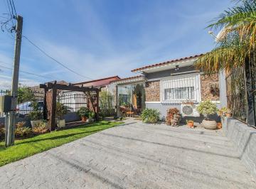 Casa · 60m² · 3 Quartos · 2 Vagas · Casa térrea 3 dormitórios totalmente reformada área de churrasco coberta e entra
