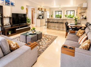 Living Moveis. · Casa Espaçosa com Pátio e 4 Vagas no Partenon.