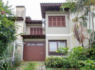 Casa · 172m² · 3 Quartos · 2 Vagas · Casa de alvenaria, 3 dormitórios, 1 suíte e pátio com piscina, bairro Espírito Santo.