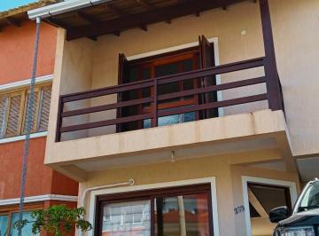 Casa · 140m² · 3 Quartos · 1 Vaga · Casa aconchegante com 3 dormitórios, piscina e lareira