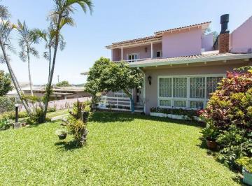 Casa de 4 quartos, Porto Alegre · Casa com 4 quartos, suíte, churrasqueira, lareira, garagem coberta e lindo jardim.