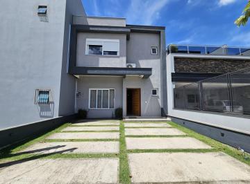 Casa · 141m² · 3 Quartos · 3 Vagas · Lindo sobrado com 3 suítes e piscina aquecida no Residencial lagos de Ipanema !