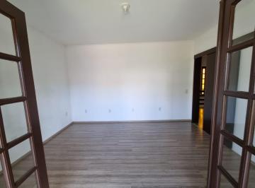Linda casa para aluguel no bairro Ipanema, a poucos metros da avenida Juca Batis · Casa 3 dorm com amplo pátio em Ipanema