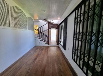 Ampla casa na avenida Cai com 337m2 privativos.
Possui living para 03 ambientes · Casa com 337m² Amplo Pátio com Piscina Bairro Cristal