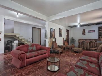 Casa · 276m² · 3 Quartos · 3 Vagas · Casa com 300m², localizada na zona sul de Porto Alegre, com lareira, piscina e 3