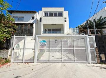 Casa · 224m² · 3 Quartos · 4 Vagas · Linda residência com 3 dormitórios, sendo 1 suíte, com Linda Vista do Bairro.