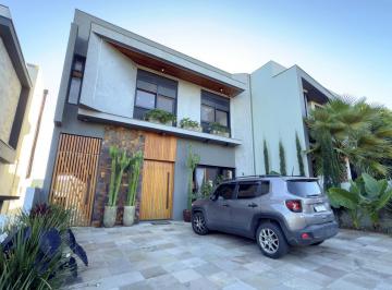 Casa · 220m² · 3 Quartos · 3 Vagas · No condomínio Altos do Lago, no complexo Lagos de Nova Ipanema,