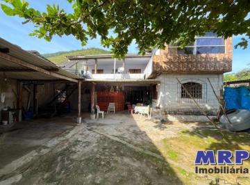 Foto 01 · Casa à venda em Ubatuba com 4 dormitórios, em bairro residencial a 2km da Praia de Maranduba.