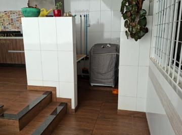 Casa · 221m² · 3 Quartos · Sobrado com 221 m², área gourmet e garagem para 4 carros por R$ 650 mil