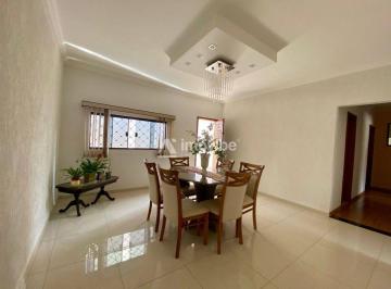 Casa · 160m² · 3 Quartos · 4 Vagas · Casa Ampla