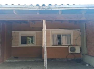 Casa · 207m² · 2 Quartos · 2 Vagas · Casa com 2 dormitórios com pátio e edícula.