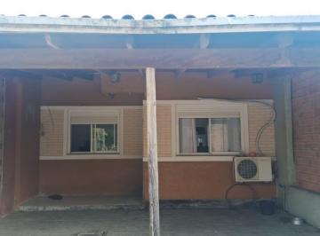 Casa · 207m² · 2 Quartos · 2 Vagas · Casa com 2 dormitórios com pátio e edícula.