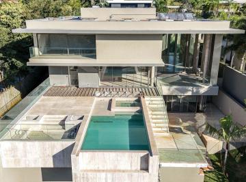 Casa de 5 quartos, Brasília · Condomínio | Vista para o lago | 4 suítes | 940m² | Elevador | Piscina | Projeto Denise Zuba