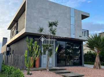 Casa · 200m² · 3 Quartos · 3 Vagas · Casa em condomínio fechado com 200m² em Capão da Canoa contendo 3 suítes