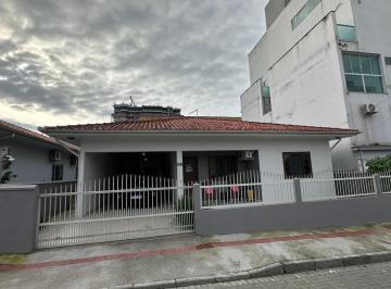 Casa à venda no Centro, Balneário Piçarras - SC · Linda Casa com Piscina no Centro de Piçarras