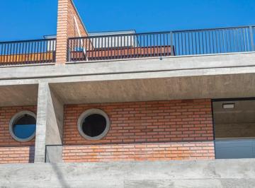 Casa de 3 quartos, Balneário Piçarras · Triplex Moderno – 1 Suíte + 2 Quartos • Terraço com Jacuzzi • Garagem p/ 2 Carro