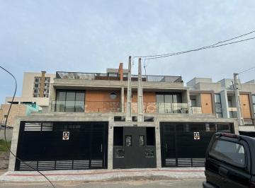 Sobrado à venda no Itacolomi, Balneário Piçarras - SC · Triplex Moderno – 1 Suíte + 2 Quartos • Terraço com Jacuzzi • Garagem p/ 2 Carro