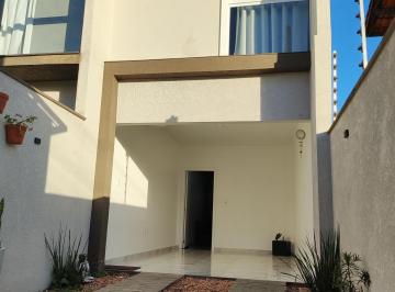 Casa · 77m² · 2 Quartos · 2 Vagas · Sobrado com duas suítes apenas 450 metros da praia