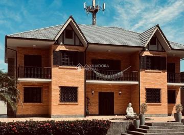 Casa · 293m² · 3 Quartos · 6 Vagas · Casa espetacular em condomínio fechado na Lagoa da Conceição