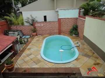 Casa · 200m² · 3 Quartos · 3 Vagas · Casa com três dormitórios, suíte, piscina e 3 vagas.