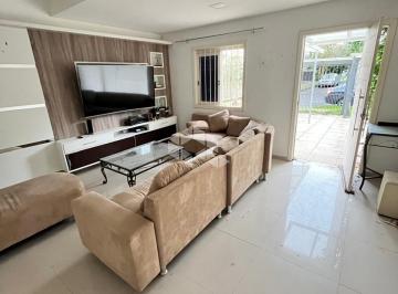 Casa · 136m² · 3 Quartos · 1 Vaga · Casa de rua no bairro Guarujá semi mobiliada