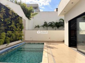 Casa · 500m² · 3 Quartos · 4 Vagas · Casa com 3 quartos sendo  suíte disponível para venda no bairro Cidade Jardim em Uberlândia-MG