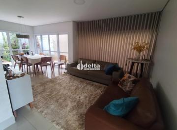 Casa · 250m² · 4 Quartos · 3 Vagas · Casa em condomínio mobiliada com 4 suítes disponível para locação no bairro Granja Marileusa em Uber