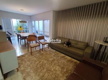 Casa · 250m² · 4 Quartos · 3 Vagas · Casa em condomínio mobiliada com 4 suítes disponível para locação no bairro Granja Marileusa em Uber