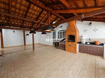 Casa · 270m² · 3 Quartos · 6 Vagas · Casa com 3 quartos sendo 1 suíte  disponível para locação no bairro Santa Mônica em Uberlândia-MG