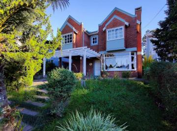 Casa · 216m² · 2 Vagas · CASA COM 4 DORMITÓRIOS À VENDA CENTRO CANELA