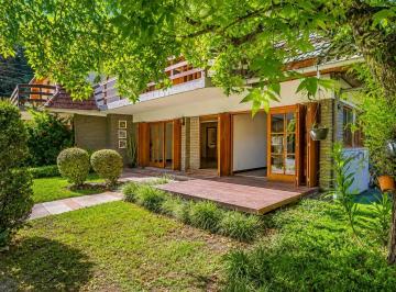 Casa · 196m² · 3 Vagas · CASA À VENDA COM 3 QUARTOS PERTO DO CENTRO