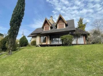 Casa · 137m² · 2 Vagas · CASA EM CONDOMINIO PERTO DO CENTRO DE GRAMADO