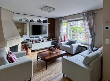 Casa · 185m² · 2 Vagas · CASA GEMINADA