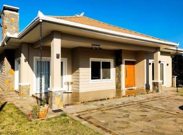 Casa · 160m² · 2 Vagas · CASA TÉRREA COM 3 DORMITÓRIOS EM GRAMADO